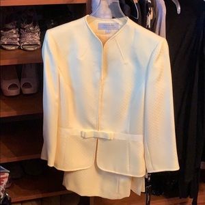 Tahari Pale Yellow 2 Piece skirt suit NWT size 4